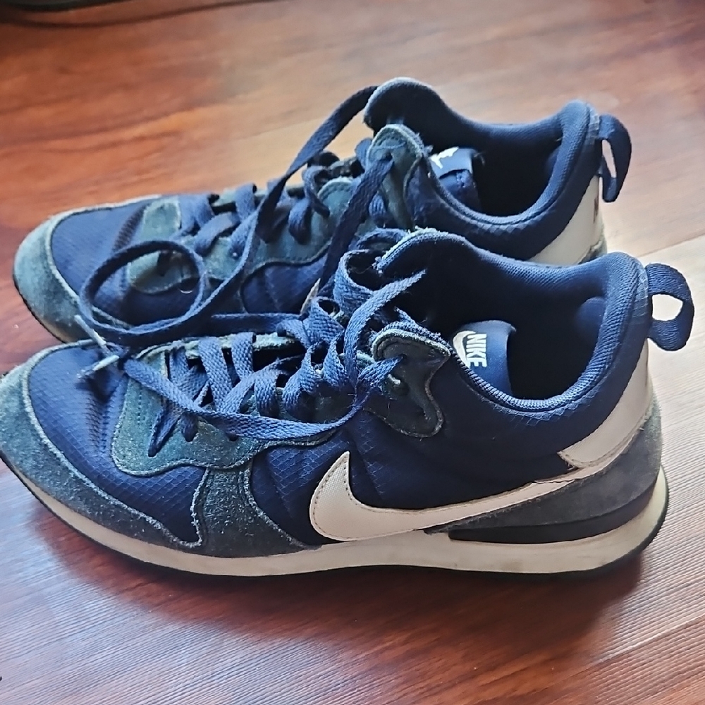 Nike Internationalist Mid sneakers in a Navy/White SIZE 8 MENS